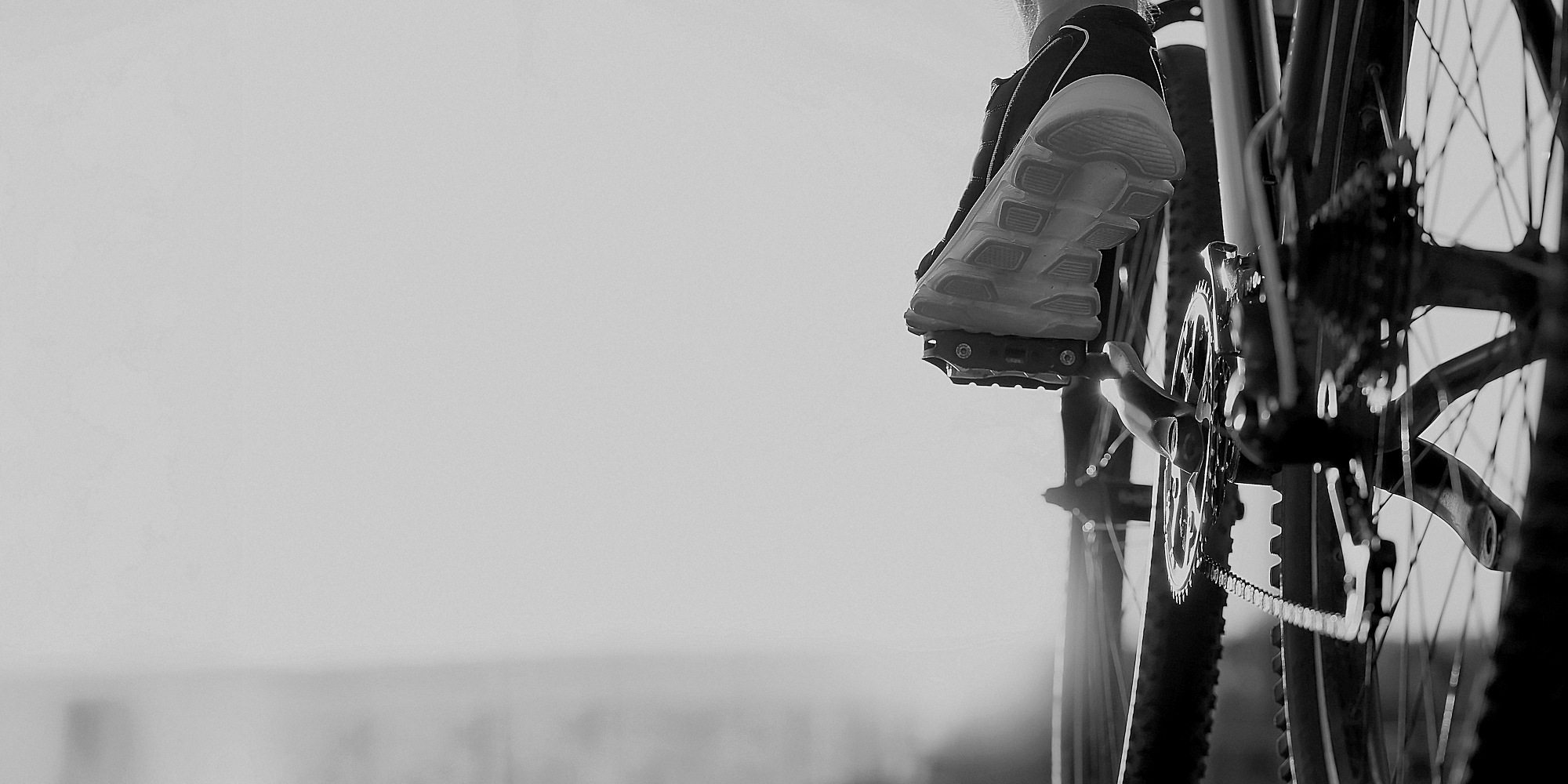 Zwart-wit footer image met simpele fiets