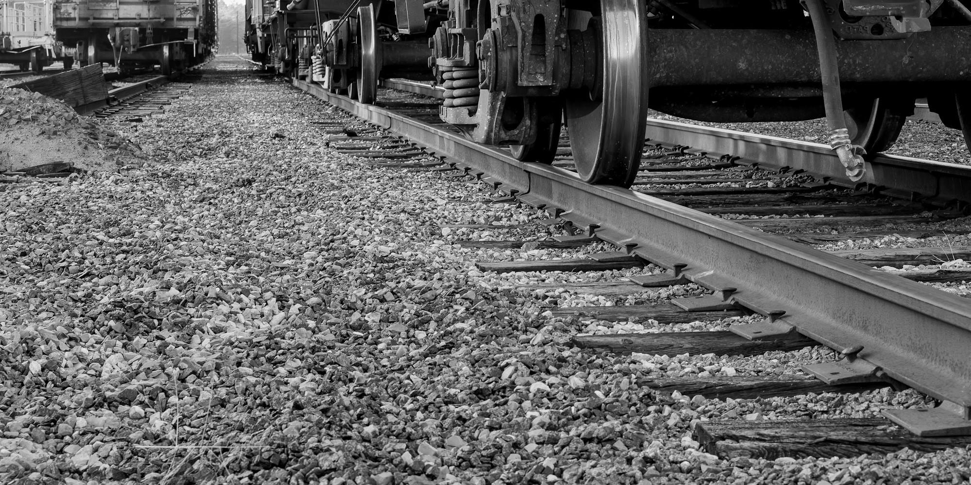 Zwart-wit footer image met rails en trein