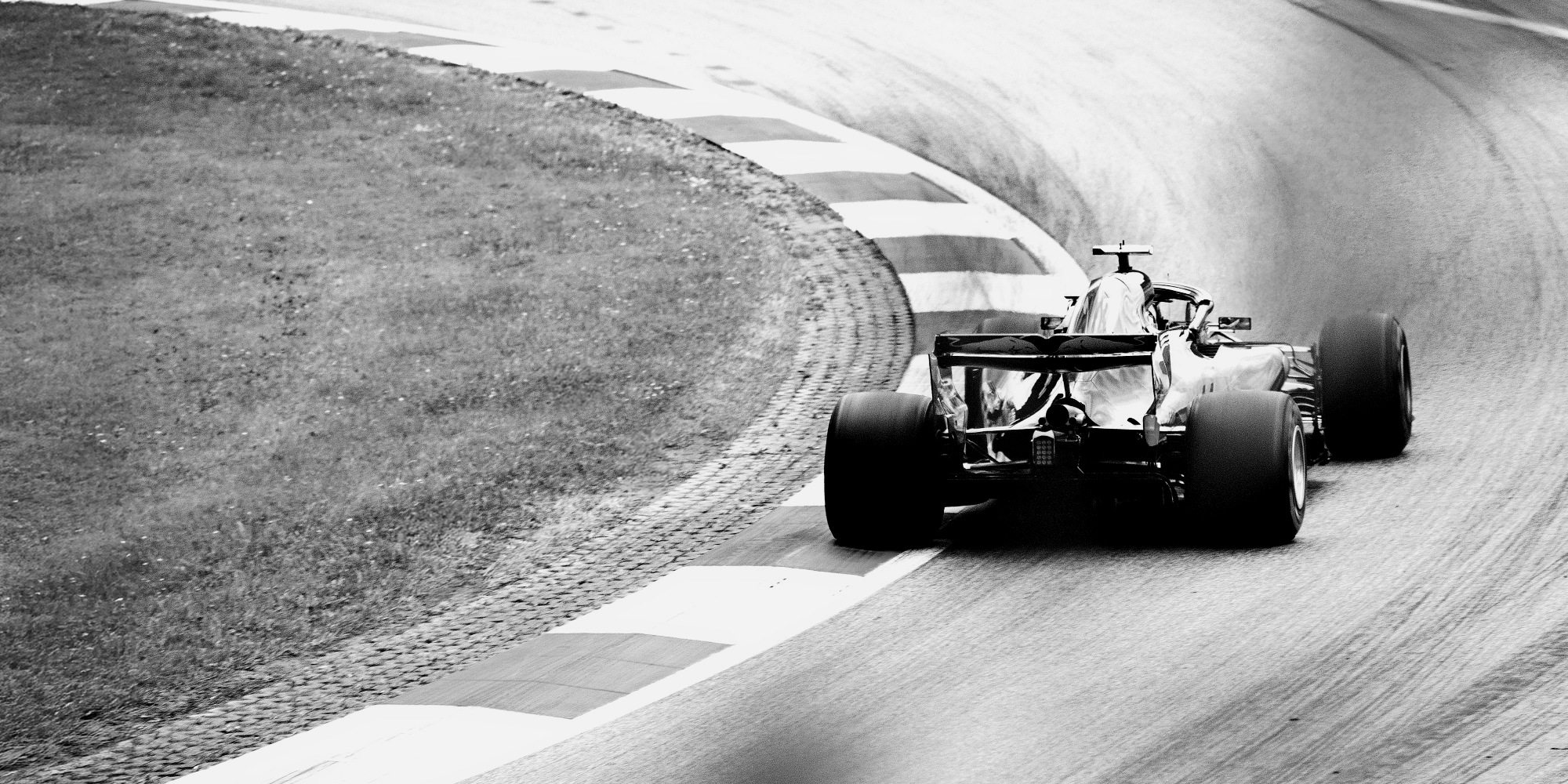 Zwart-wit footer image met snelle raceauto