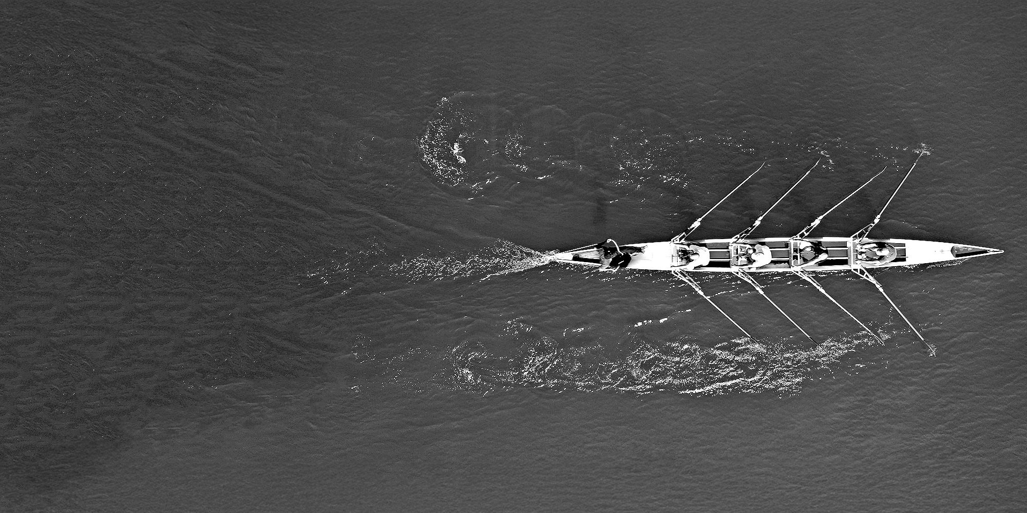 Zwart-wit footer image met samenwerkend sportteam